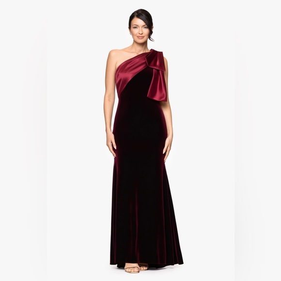 Red carpet ready! Betsy & Adam one shoulder bow velvet gown size 12 - Picture 2 of 8